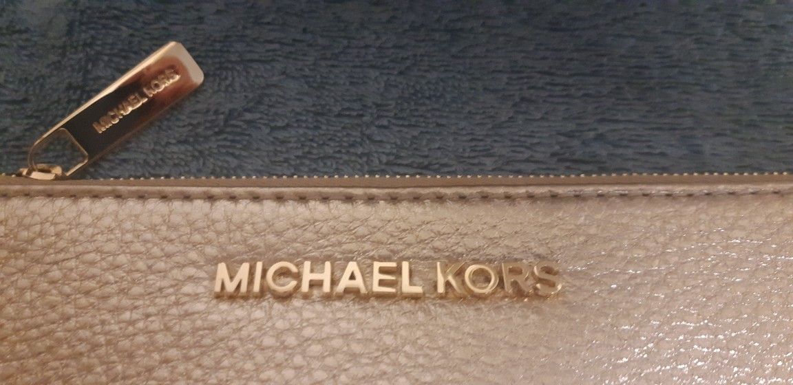 Michael Kors Wristlet Clutch (Medium)