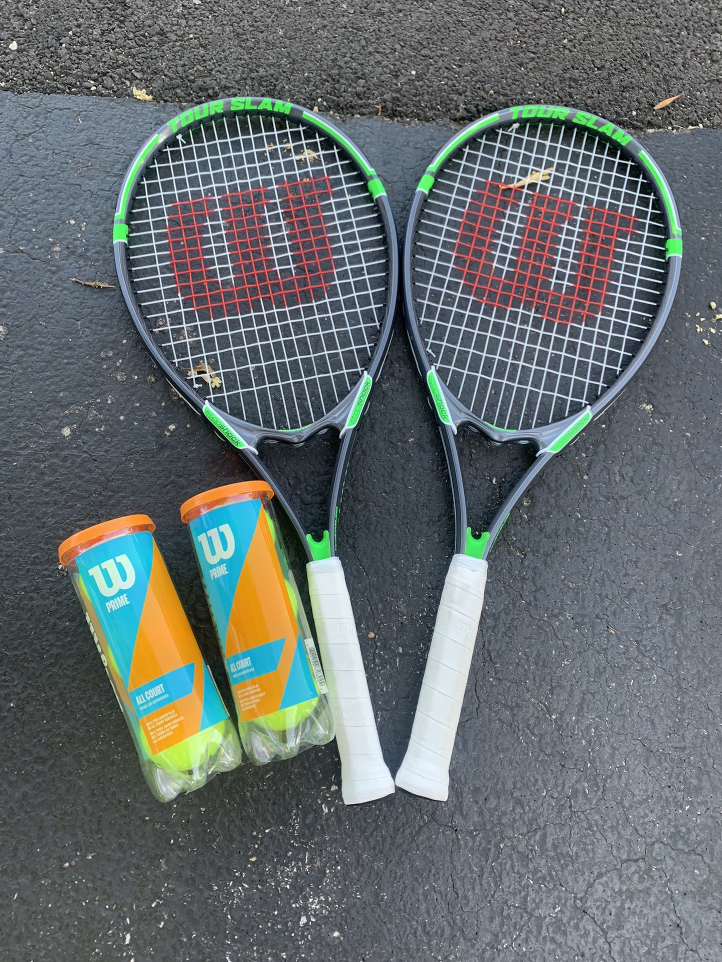 2 Wilson Premium Tennis Rackets + 6 Balls