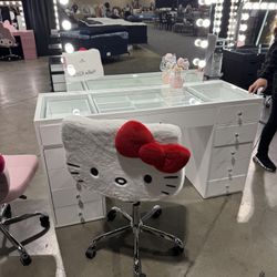 Make Up Vanity *** No Credit Needed ***