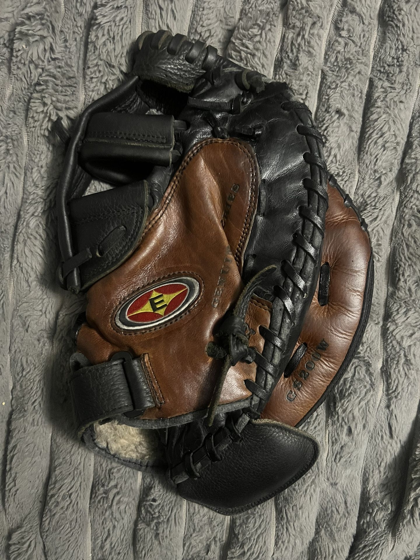 Easton Genuine Series Fast Pitch Softball Catchers Mitt