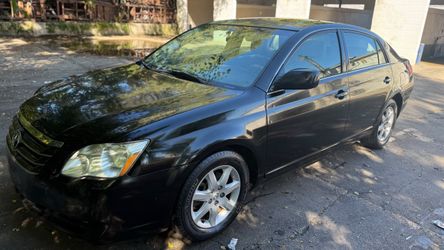 Toyota Avalon Black 4-Door Sedan