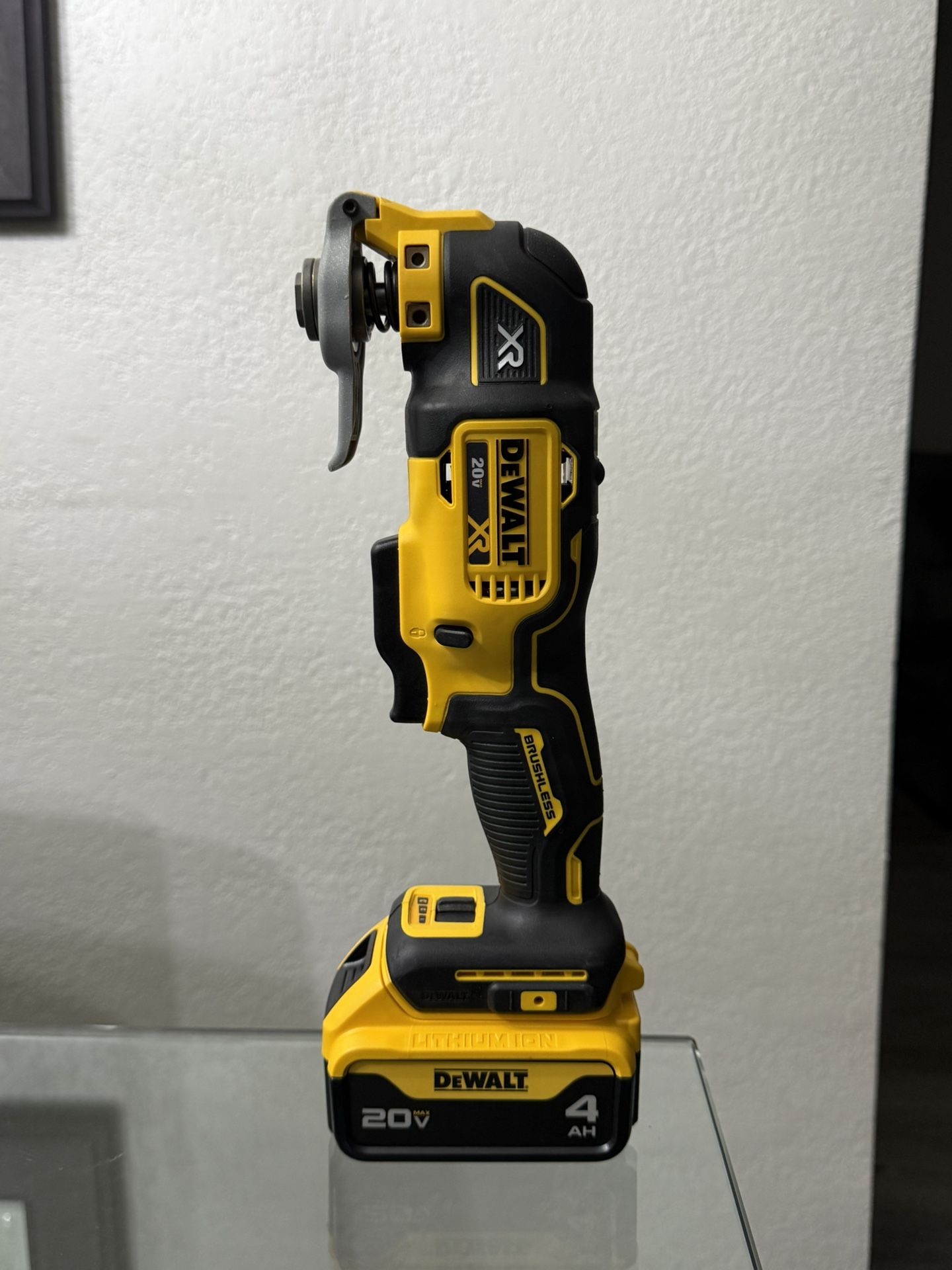 DEWALT 20V MAX XR Cordless Brushless 3-Speed Oscillating Multi Tool with (1) 20V