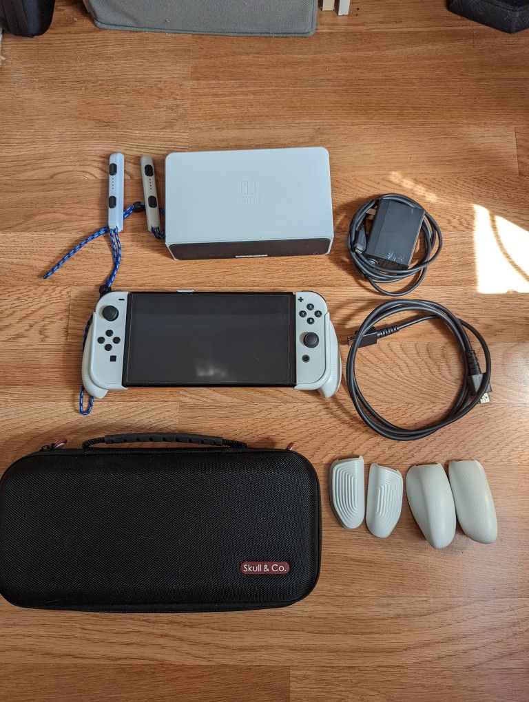 Nintendo Switch OLED White + Skull & Co Neogrip!