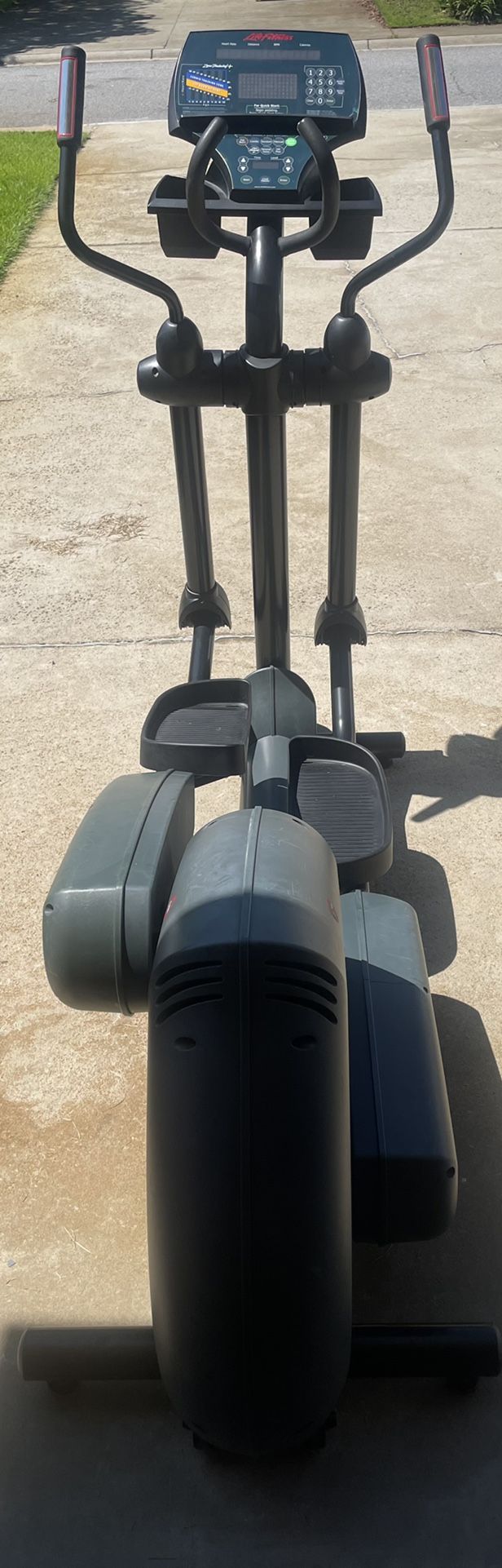 Life Fitness 9500HR Rear Drive Elliptical / Crosstrainer