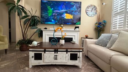 White distreesed Pueblo coffee table in excellent condition