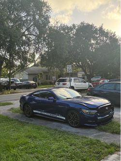Blue ford mustang 2016 V6
