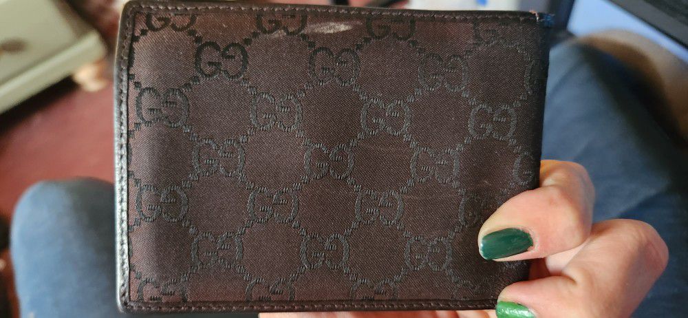 Gucci Wallet lightly used good condition 