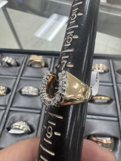 14Kyg Men’s HorseShoe Ring w/ 11-7Pt Diamonds Size 8 (Approximately 7.82Grams) 