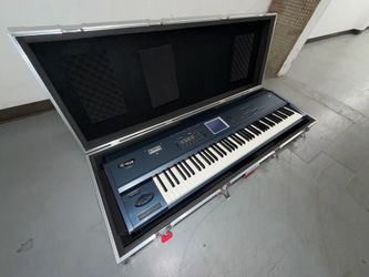 Korg Triton Extreme 88-Key 120-Voice Polyphonic Workstation with Gator Case