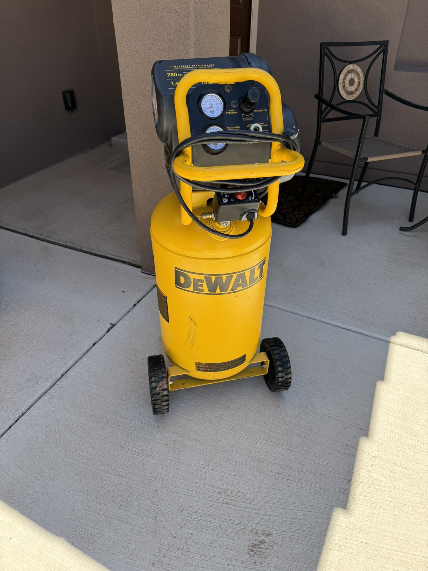 DeWalt Electric 15 Gal (56.8L) Wheeled portable Compressor