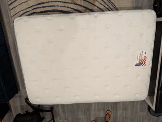 Full bed: mattress, box spring and frame
