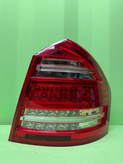 2010 2011 2012 MERCEDES-BENZ GL450 GL550 Right Passenger Side Tail Light OEM A1648203664