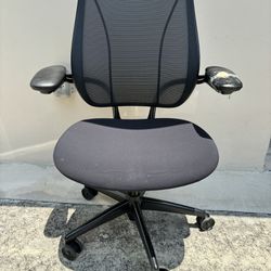 Humanscale Brand Desk Rolling Chair Comfortable Posture Nice With One Bad Arm