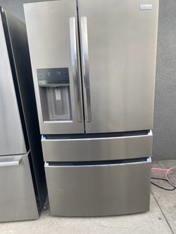 Frígidaire beautiful stainless steel refrigerator looks like new French door everything works perfectly first come first served