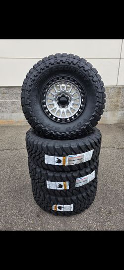 17" KMC w/ 35" Toyo MT tires