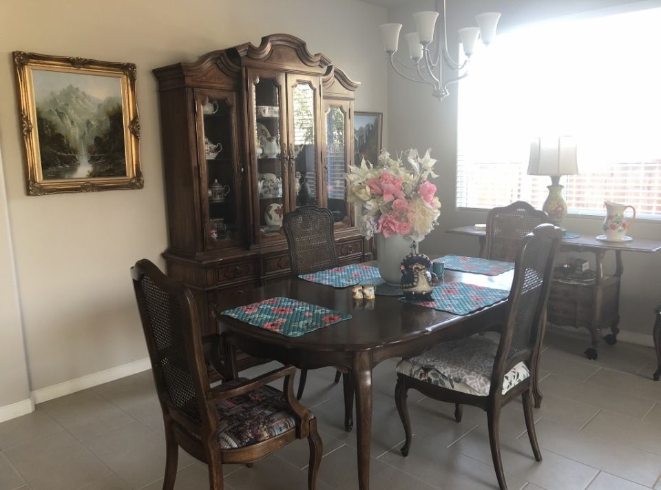 Thomasville Dinning Room Table And 8 Chairs