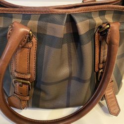 Burberry (Authentic) Medium tote (Like NEW)