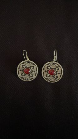 Costume jewelry ( earrings )
