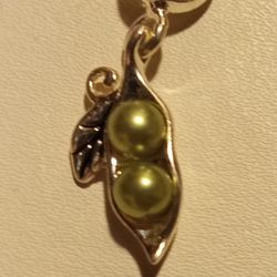 Davinci Beads Peapod charm