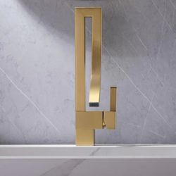 Single Handle Luxury Faucet in Brush Gold