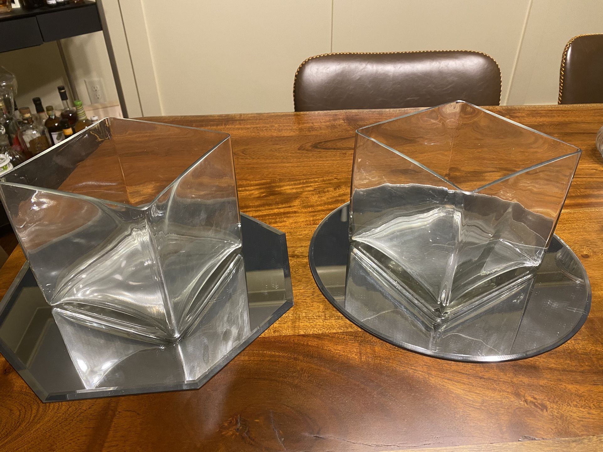 Two glass flower vases + the 2 mirrors underneath. Perfect for party table decoration