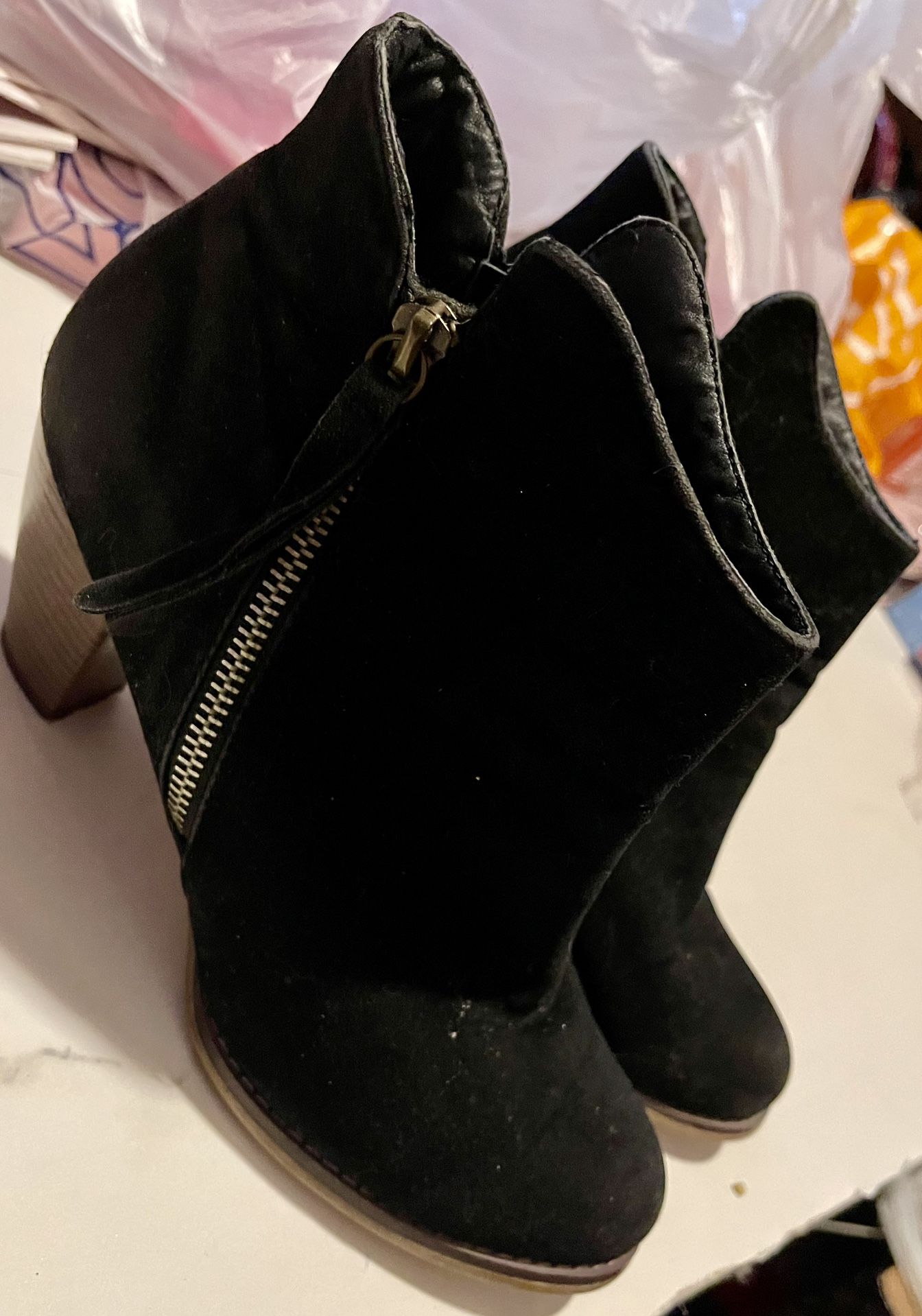 BLACK BOOTS SIZE:9 (MUST PICK UP) S.E. SIDE
