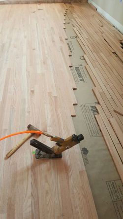 Se lijan restauran instalan pisos d madera