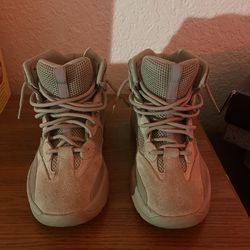 Yeezy Boots size 9.5
