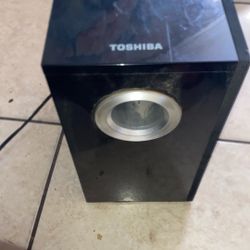 Función: Está diseñado para mejorar la calidad de sonido de un sistema de barra de sonido Toshiba, proporcionando graves potentes e inmersivos. Caract