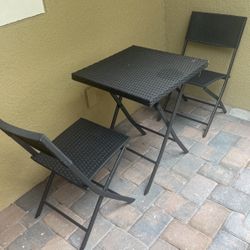 3 pieces  patio set （table and chairs)
