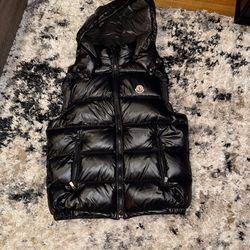 Vest moncler size 4
