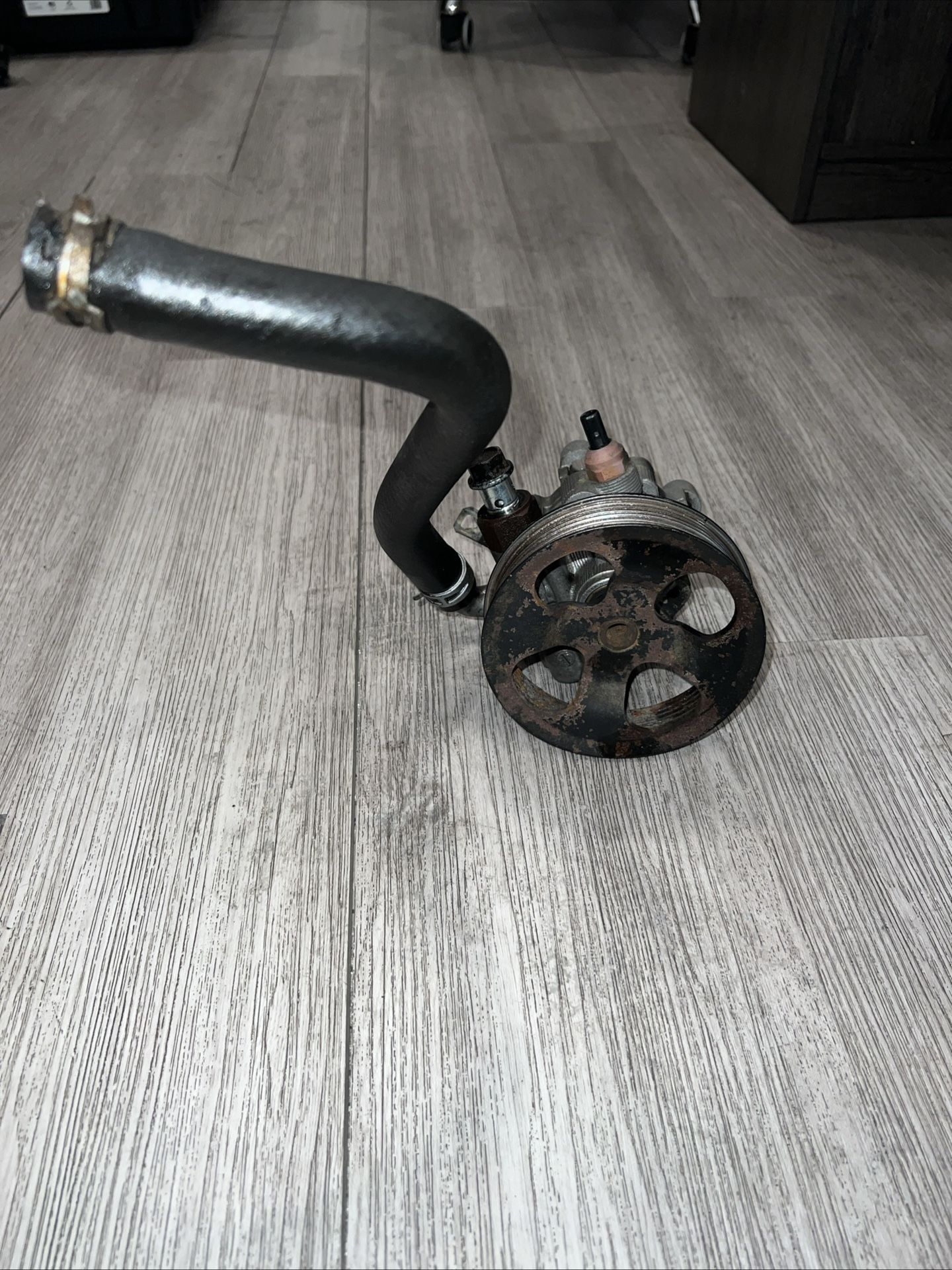 05 - 15 Toyota Tacoma 4.0L 4x2 Power Steering Pump Assembly OEM (contact info removed)150