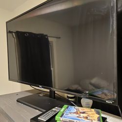 43inch TCL Smart Roku TV And Xbox One X 
