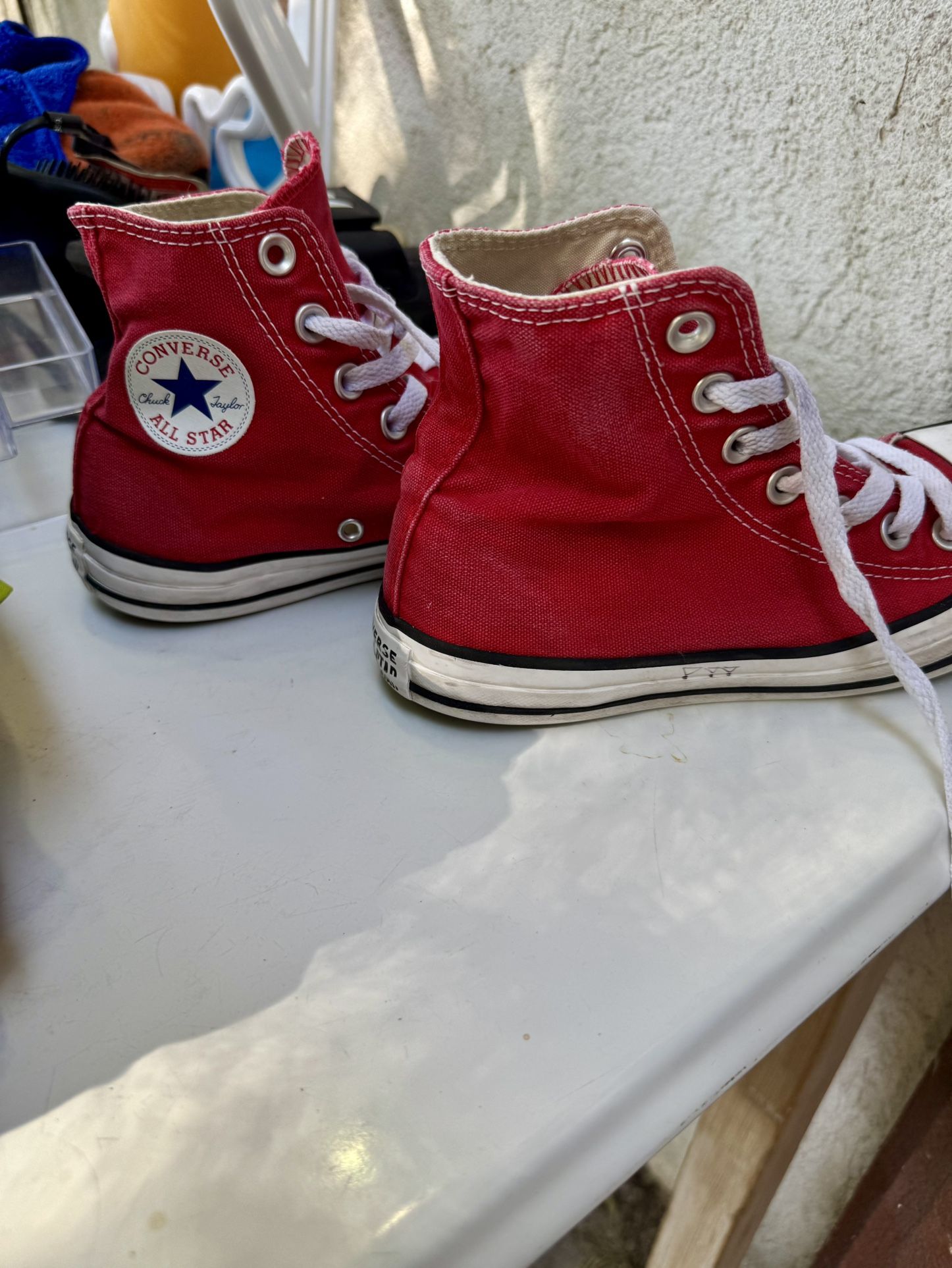 Converse Size: Mens 4 /Women’s 6