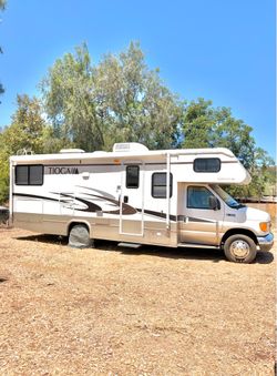 Beautiful Solar Equipped 2005 Fleetwood Tioga M-26Q (26 Foot Class C Rv)