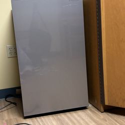 insignia mini fridge 