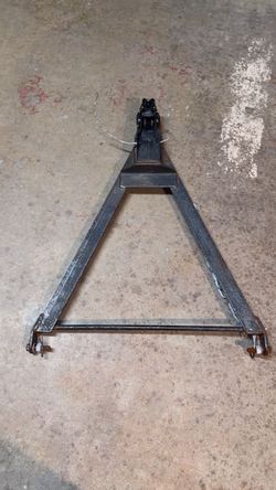 Triangular tow hitch