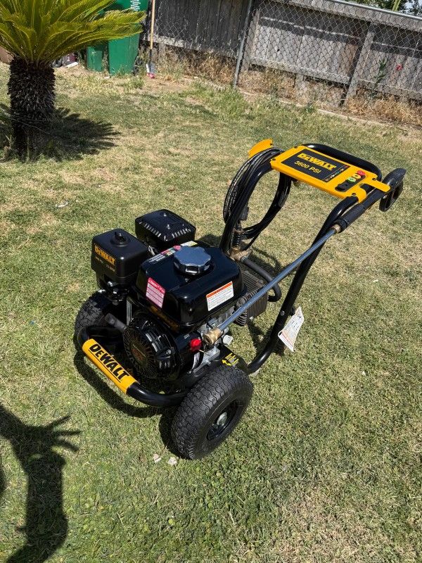 DEWALT (Commercial pump)
3600 PSI 2.5 GPM Gas Pressure Washer, Honda GX200 Engine (50-State), Heavy-Duty