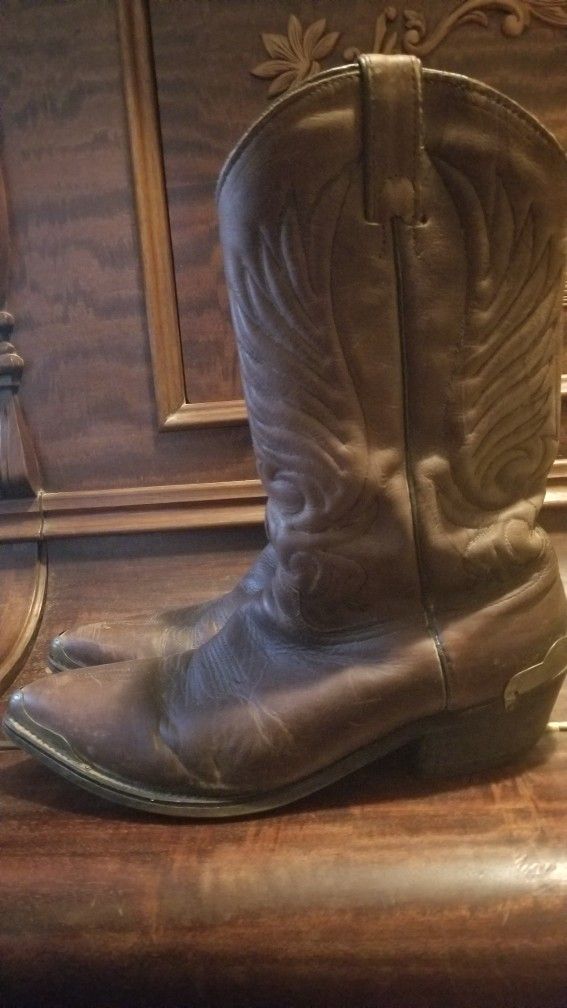 Brown leather western brass accent cowboy boots size 9.. genuine leather cowboy boots with brass accents on the toe tip and heel tip