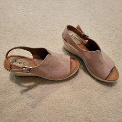 Women's Size 7 shoes
Adjustable strap
b.o.c brand NEW