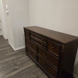 Dresser With Mirror 