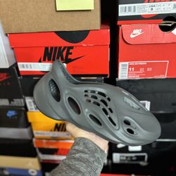 DS Adidas Yeezy Carbon Foam Runner size 11