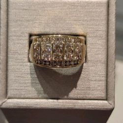 10K GOLD RING WITH NATRUAL DIAMONDS
