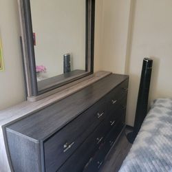 Elegant Dresser with Mirror – Great Condition!