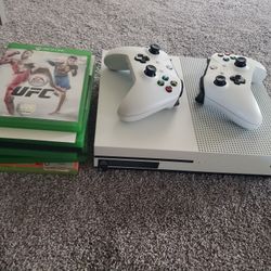 XBOX ONE S $ 120  With 2 Controllers 