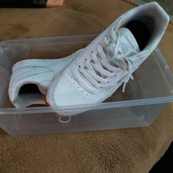 Woman Reeboks Classics