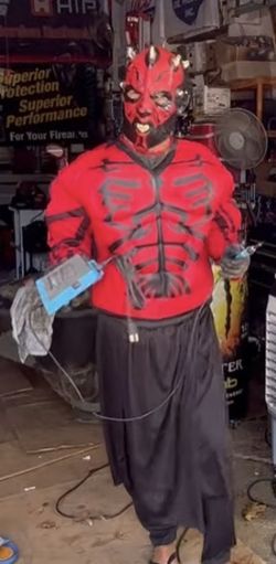 DARTH MAUL COSTUME ADULT SIZE MEDIUM PUFFY TORSO WAIST SASH HALF FACE MASK NO LIGHT SABER  I’m 5’7” and it’s a little big on me  3/4 head face mask On