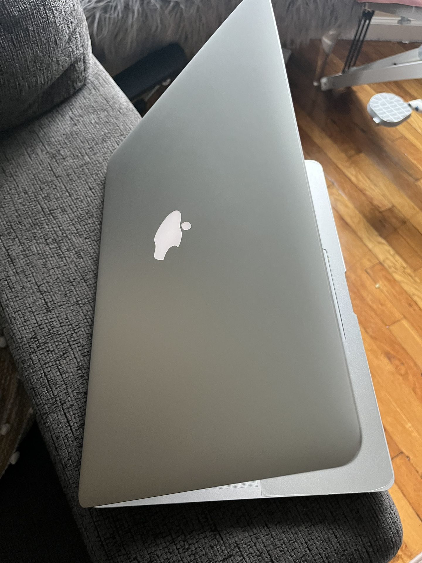Clean 2015 15” MacBook Pro Retina Display 16gb 1TB