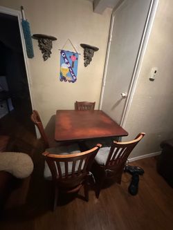 TABLE WITH 4 SEATS