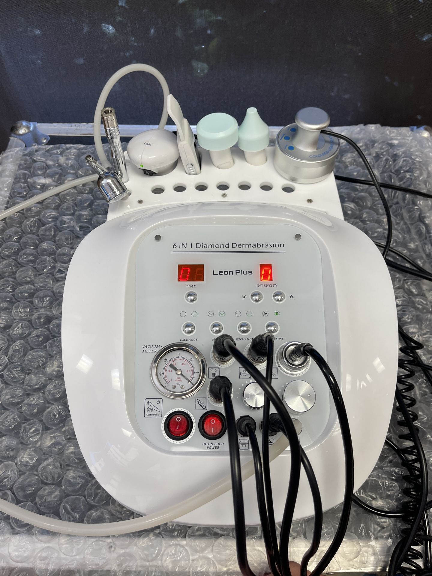 Leon Plus 6-in-1 Skin Care Device